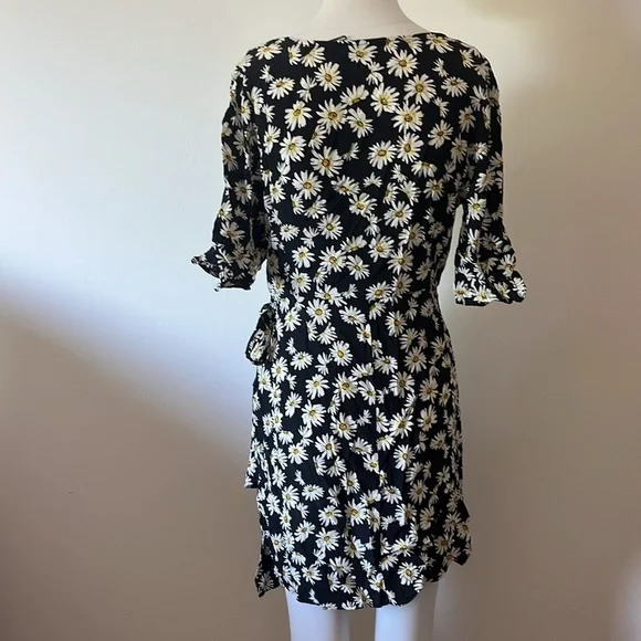 Zara Daisy Faux  Wrap Dress Button Front deep  V Neck Floral Size M - Picture 6 of 9